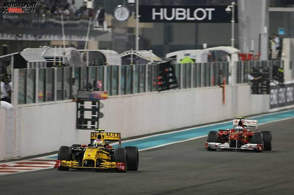 Vitaly Petrov (Renault) vor Fernando Alonso (Ferrari) 