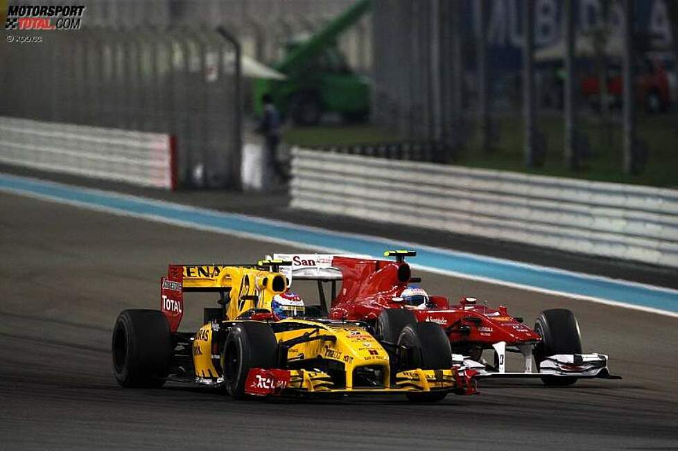 Vitaly Petrov (Renault) wehrt sich gegen Fernando Alonso (Ferrari) 