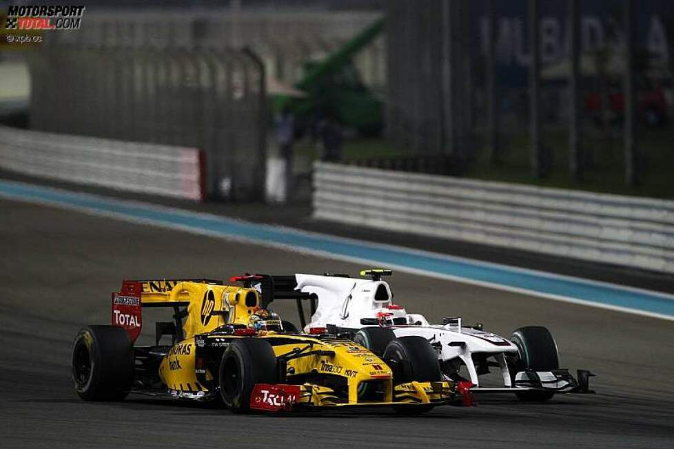 Robert Kubica (Renault) im Zweikampf mit Kamui Kobayashi (Sauber) 