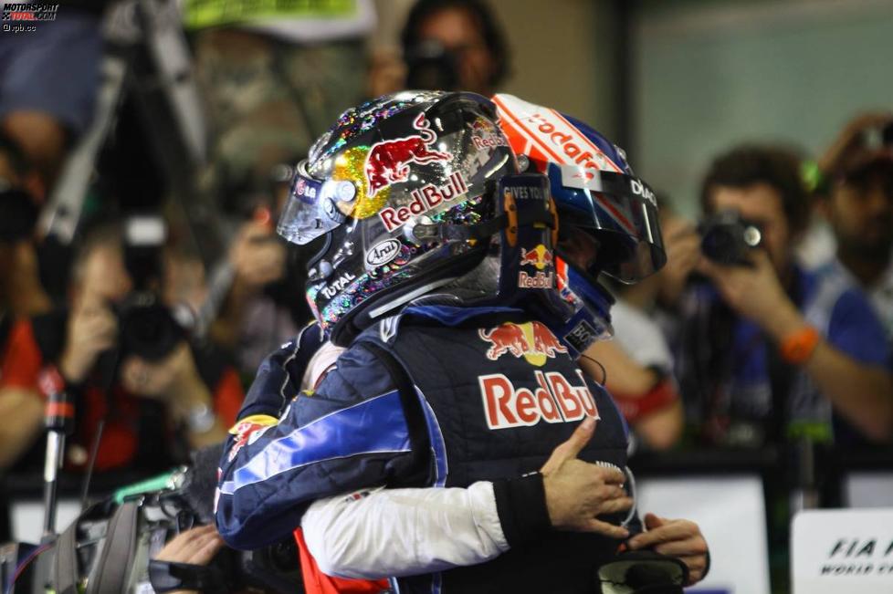 Jenson Button (McLaren) gratuliert Sebastian Vettel (Red Bull) zum WM-Titel