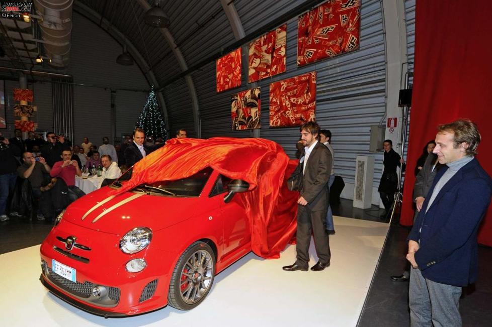 Testfahrer Luca Badoer bekommt zum Abschied einen FIAT 500 Tributo Ferrari geschenkt