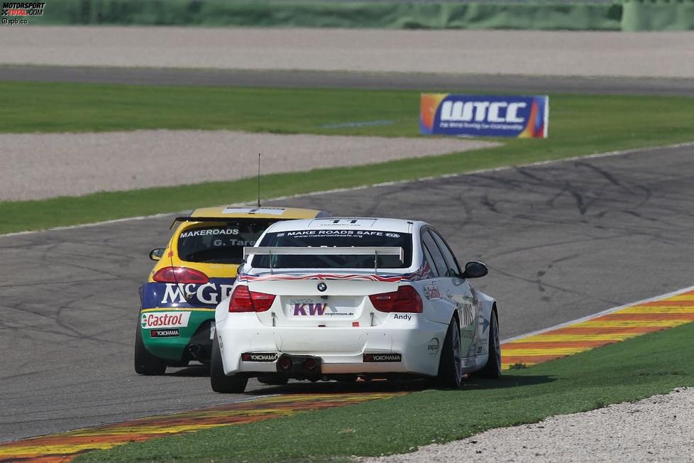 Andy Priaulx (BMW Team RBM) im Duell mit Titelverteidiger Gabriele Tarquini (SR).