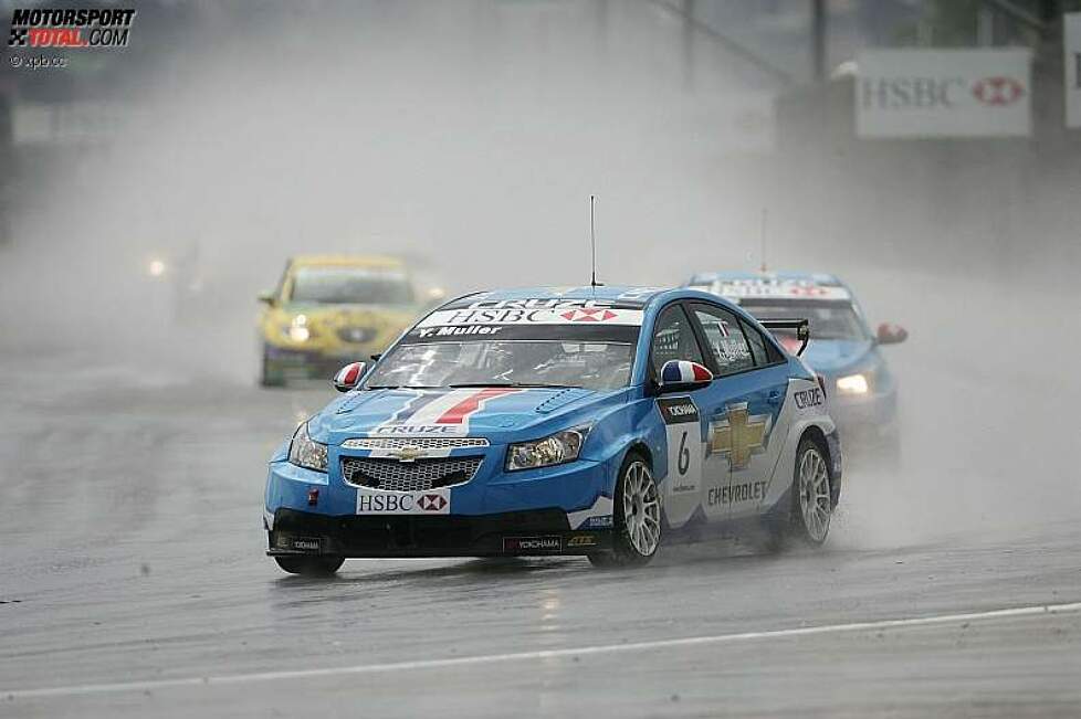 Im Regen von Curitiba behielt Yvan Muller (Chevrolet) prompt die Oberhand und siegte im ersten Saisonrennen.