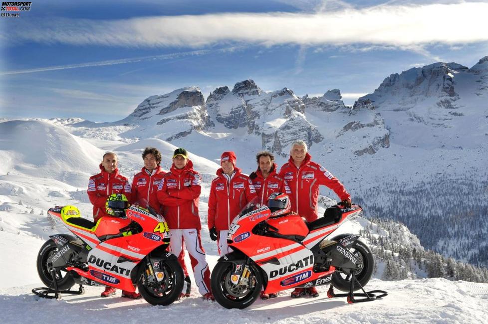 Valentino Rossi und Nicky Hayden (Ducati) mit den Schlüsselpersonen des Teams