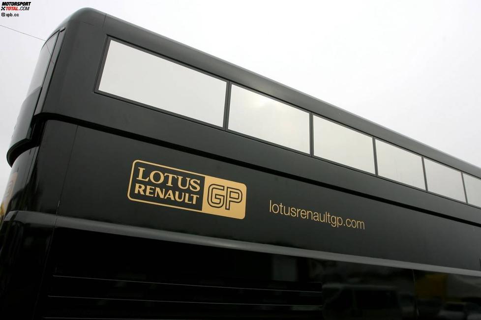 Renault-Truck in schwarz-goldenen Lotus-Farben