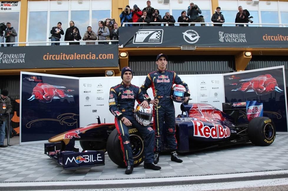 Jaime Alguersuari (Toro Rosso) und Sebastien Buemi (Toro Rosso) mit dem neuen Toro Rosso STR6