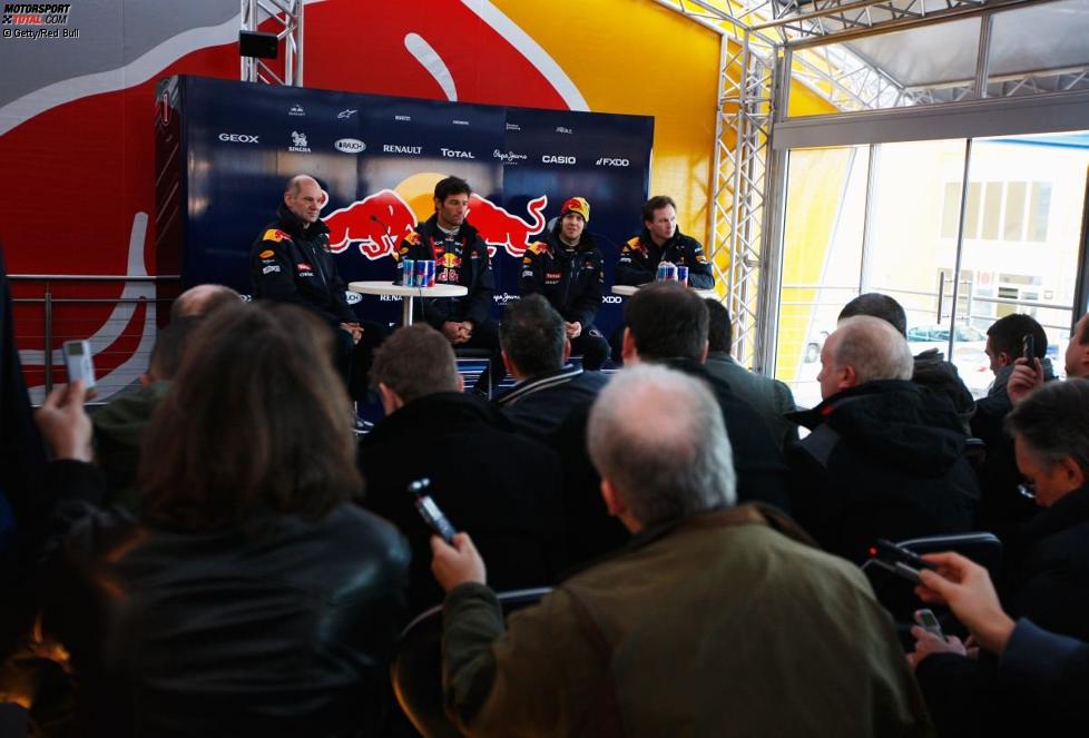 Adrian Newey (Technischer Direktor), Mark Webber (Red Bull), Sebastian Vettel (Red Bull) und Christian Horner (Teamchef) bei der Pressekonferenz