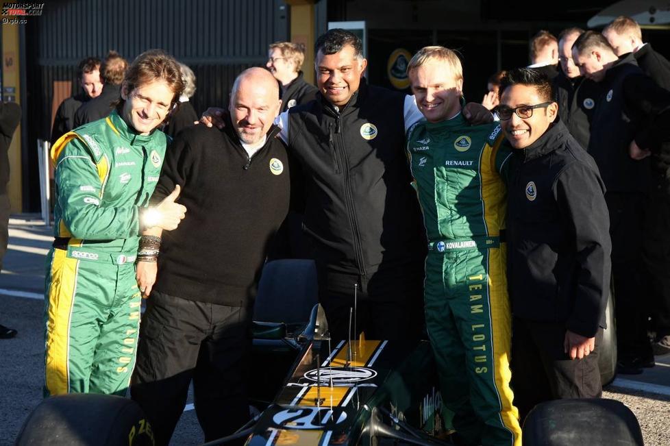 Jarno Trulli, Mike Gascoyne, Tony Fernandes, Heikki Kovalainen und Riad Asmat (Lotus) 