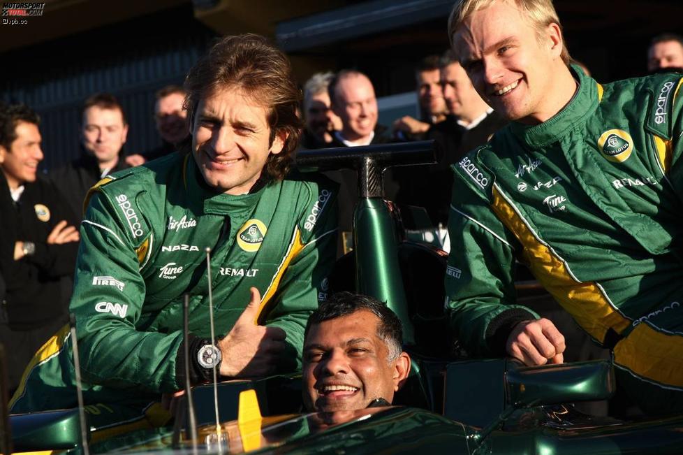 Jarno Trulli und Heikki Kovalainen (Lotus) mit ihrem Teamchef Tony Fernandes