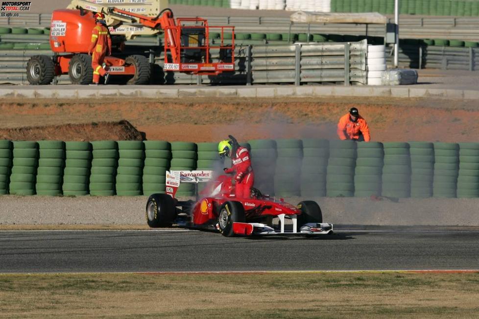 Felipe Massa steht, der Ferrari raucht