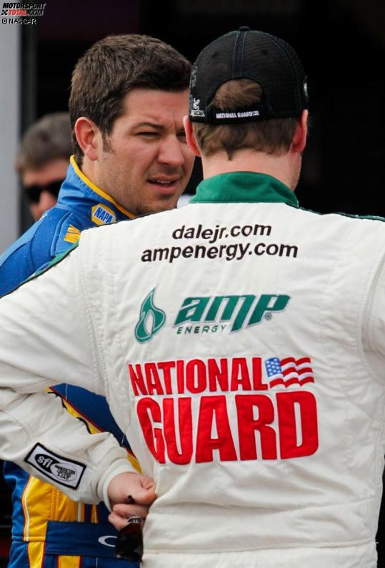 Dale Earnhardt Jr. und Martin Truex Jr. diskutieren den Unfallhergang