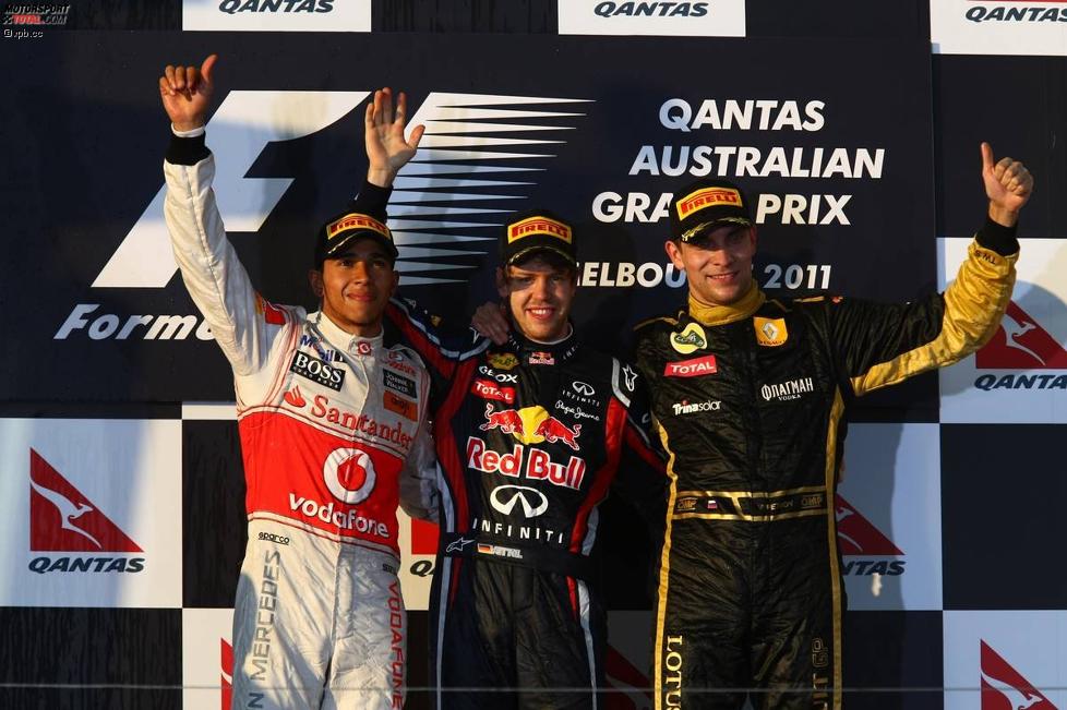 Lewis Hamilton (McLaren), Sebastian Vettel (Red Bull) und Witali Petrow (Renault) auf dem Siegerpodest