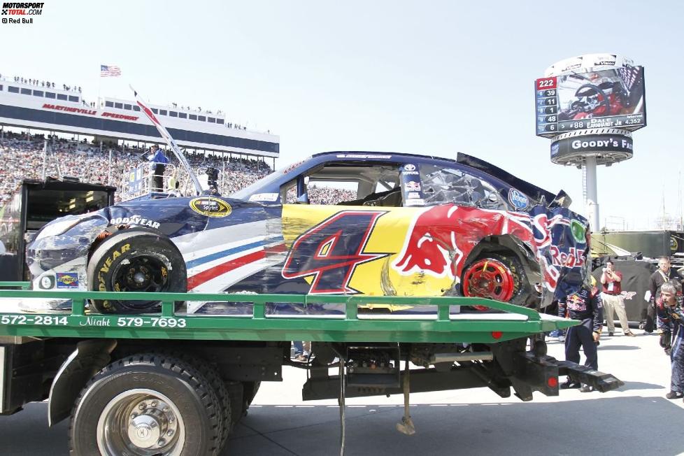 Der Toyota von Kasey Kahne (Red Bull) nach dem Crash mit Martin Truex Jr.