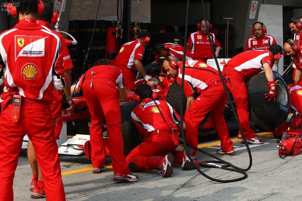 Ferrari-Mechaniker bei der Arbeit