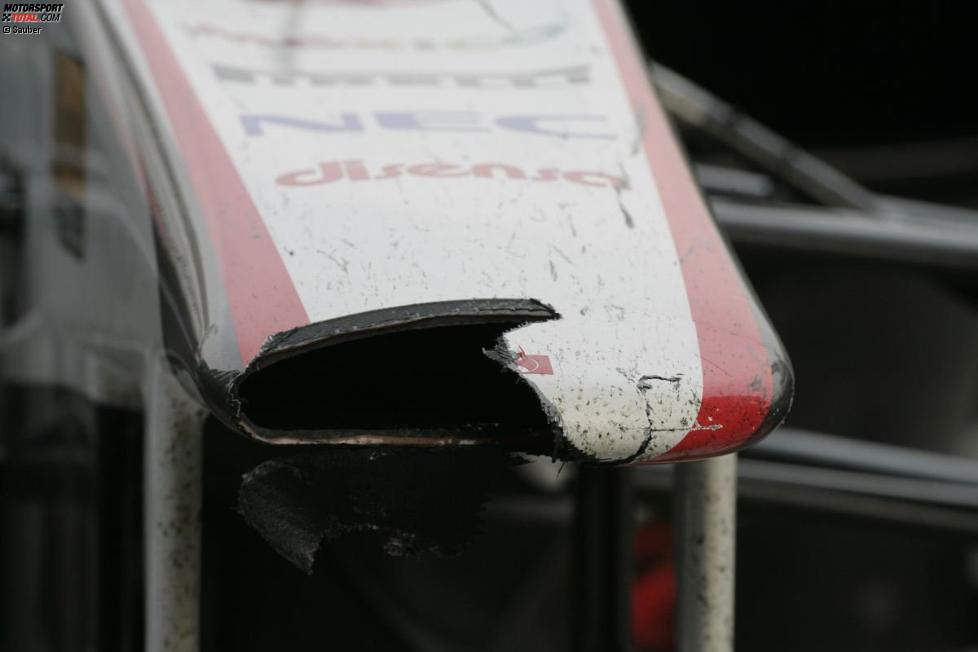 Die kaputte Nase am Auto von Kamui Kobayashi (Sauber)