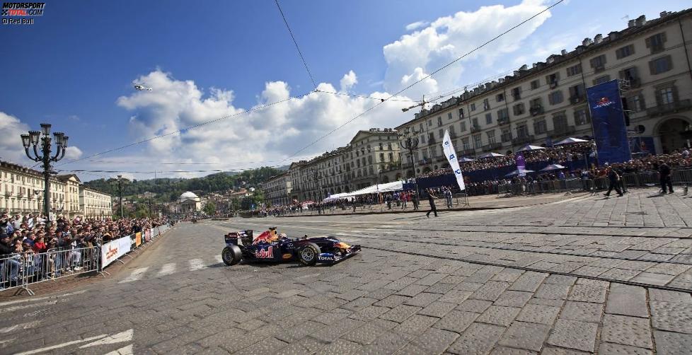 Mark Webber (Red Bull) in den Straßen von Turin