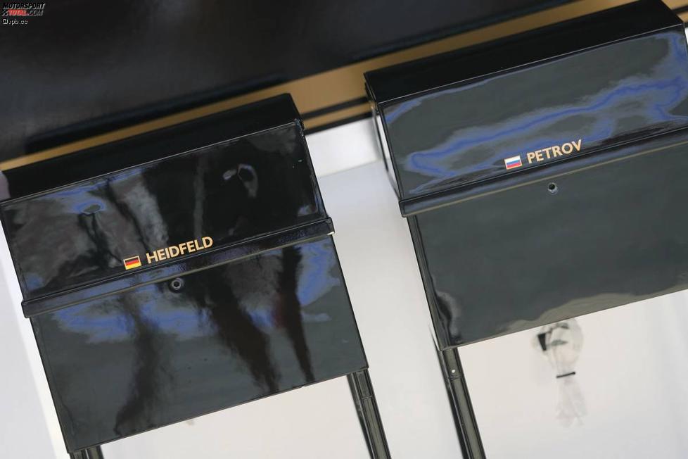 Box von Nick Heidfeld (Renault) und Witali Petrow (Renault) 