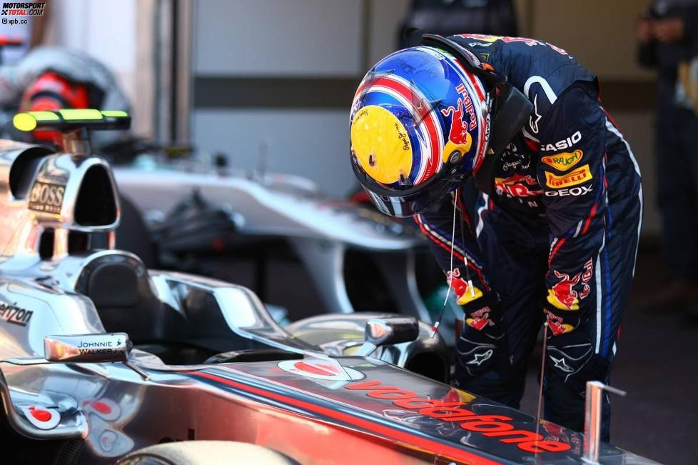 Mark Webber (Red Bull) betrachtet sich den McLaren genau