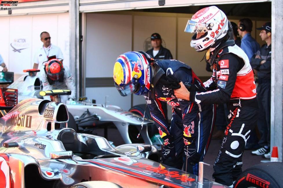 Mark Webber (Red Bull) betrachtet sich den McLaren genau, was und Jenson Button aber vermeiden möchte