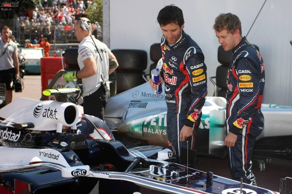 Mark Webber (Red Bull) und Sebastian Vettel (Red Bull) begutachten das Auto von Pastor Maldonado (Williams) 