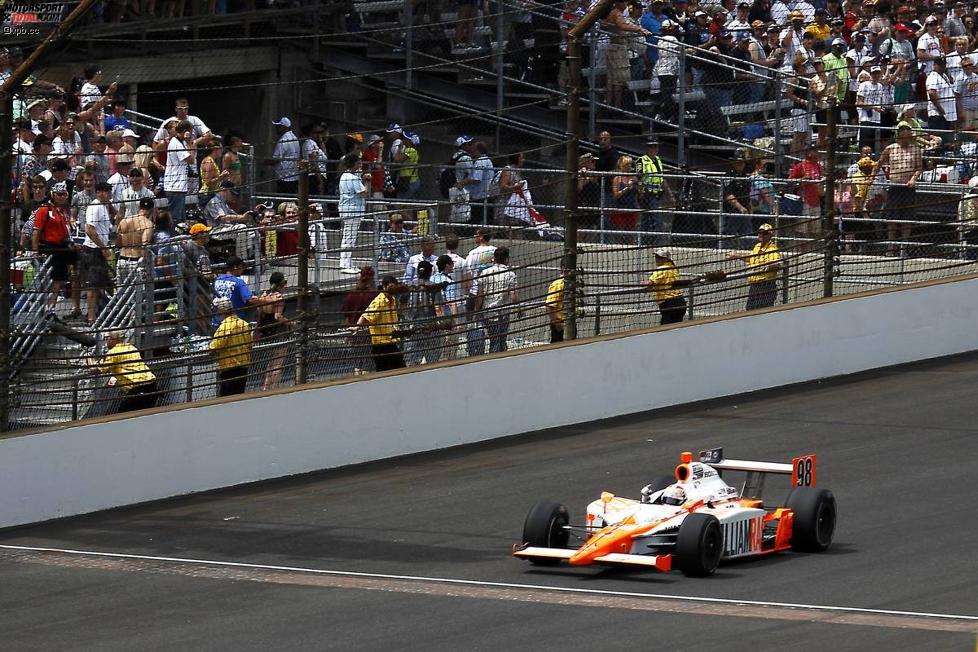 Dan Wheldon (Herta) kreuzt den berühmten Zielstrich aus Ziegelsteinen als Erster