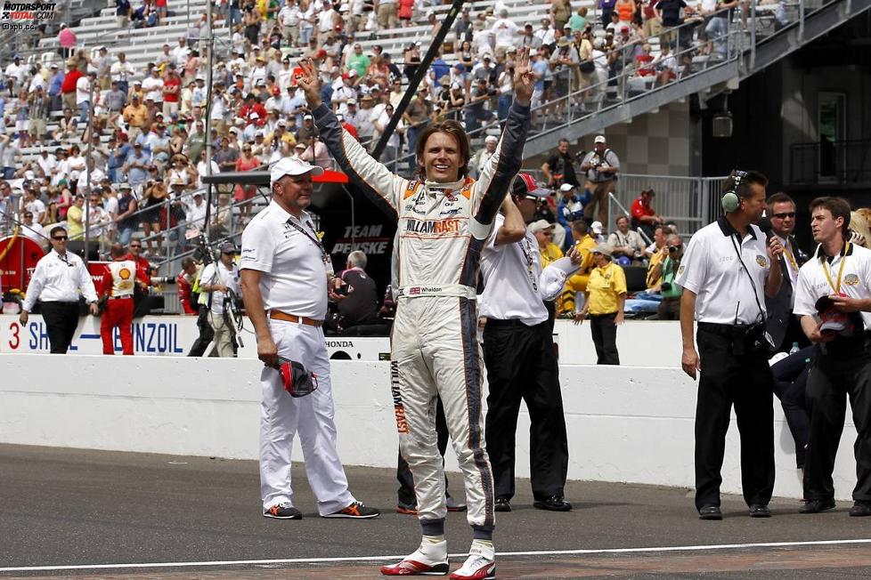 Dan Wheldon feiert seinen zweiten Indy-500-Sieg