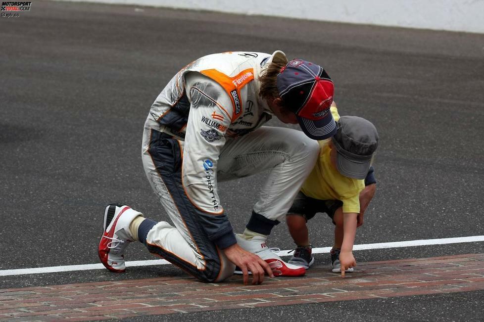 Dan Wheldon feiert seinen zweiten Indy-500-Sieg gemeinsam mit seinem Sohn
