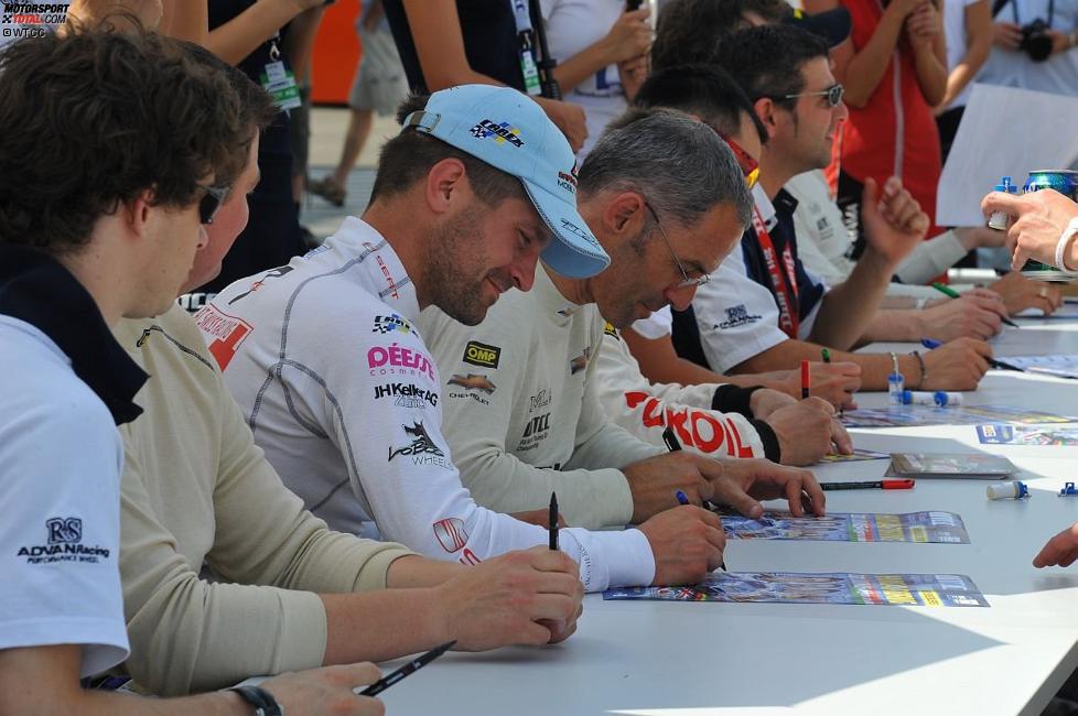 Fredy Barth (SEAT-Swiss) und Alain Menu (Chevrolet) bei der Autogrammstunde