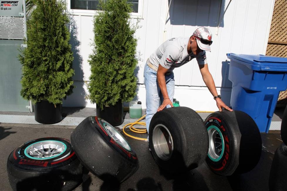 Michael Schumacher (Mercedes) arbeitet sich durch das Reifensortiment