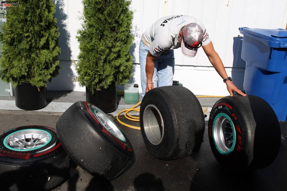 Michael Schumacher (Mercedes) arbeitet sich durch das Reifensortiment