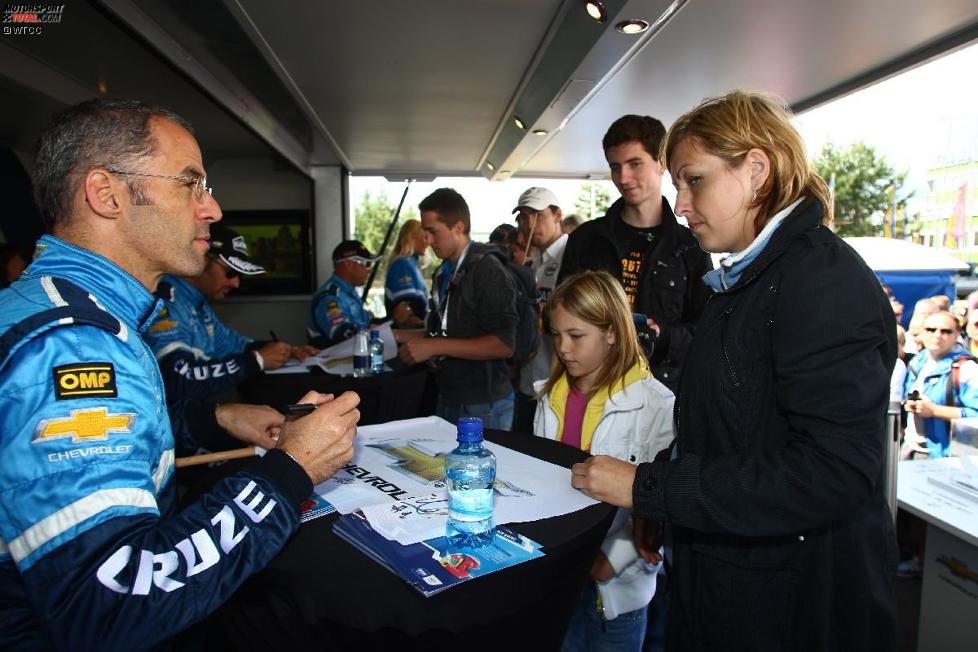 Alain Menu (Chevrolet) bei der Autogrammstunde