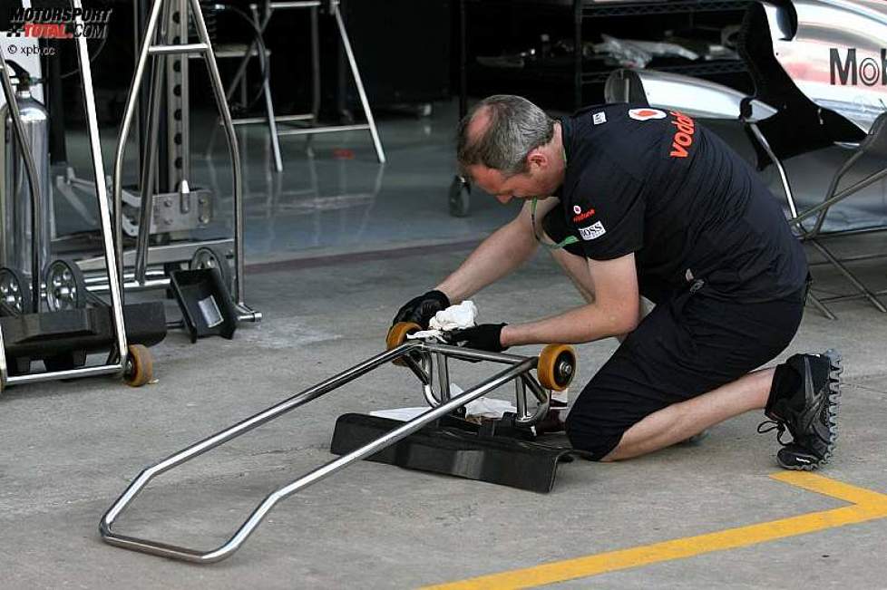 McLaren-Mechaniker beim Putzen
