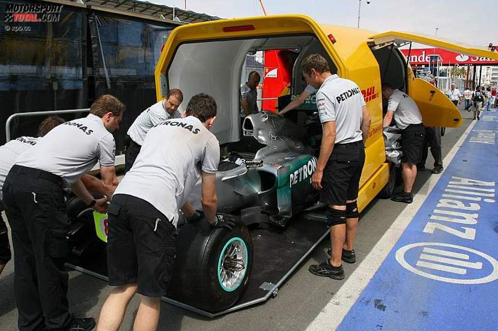 Das Auto von Nico Rosberg (Mercedes) wird verladen