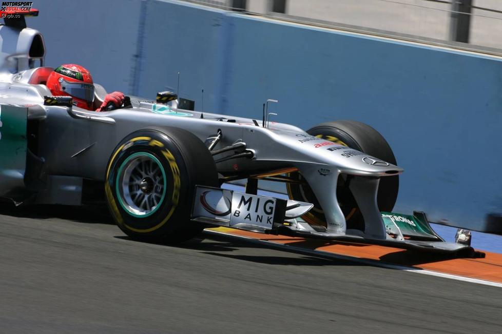 Michael Schumacher (Mercedes) nach der Kollision mit Witali Petrow (Renault) 