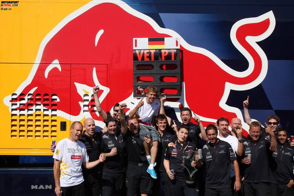Feiern mit Sebastian Vettel (Red Bull) 