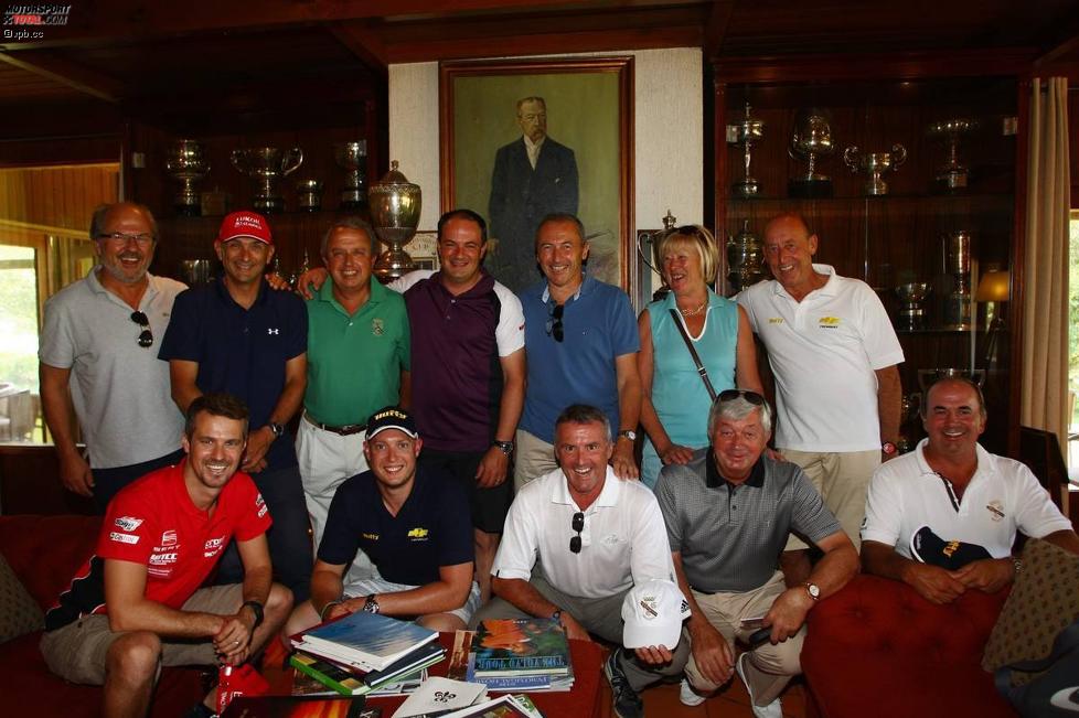 Im Golfklub von Porto: WM-Promoter Marcello Lotti mit Tiago Monteiro, Robert Huff, Gabriele Tarquini und Volvo-Vertreter Alexander Murdzevski Schedvin sowie einigen Golfspielern