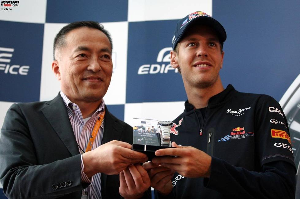Sebastian Vettel (Red Bull) präsentiert eine neue Armbanduhr