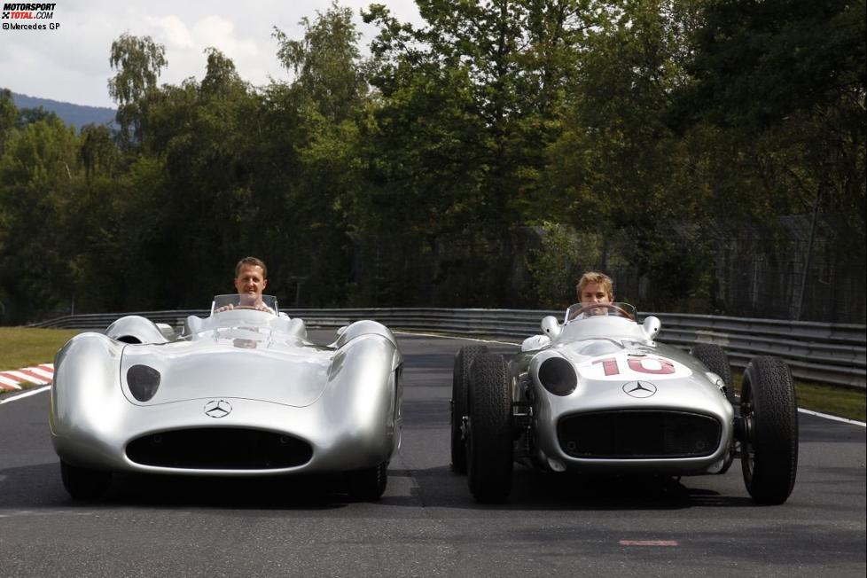 Michael Schumacher und Nico Rosberg in den alten Mercedes-Silberpfeilen