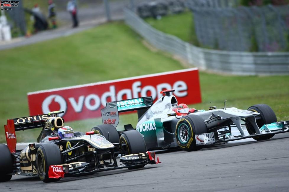 Witali Petrow (Renault) und Michael Schumacher (Mercedes) 