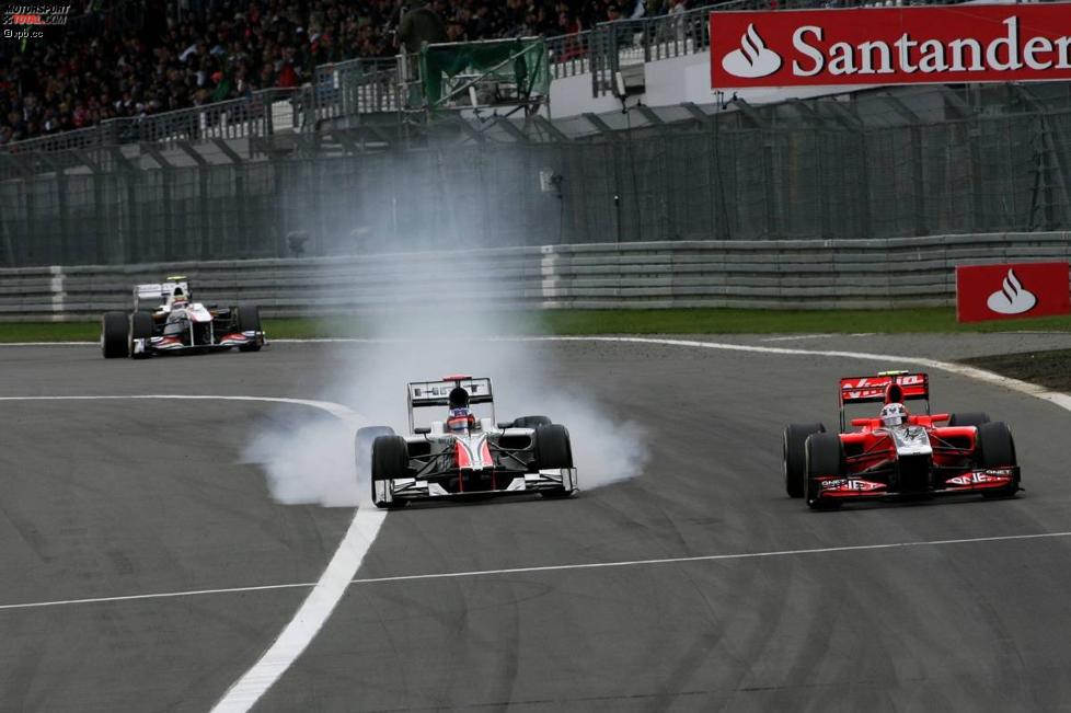 Jerome D'Ambrosio (Marussia-Virgin) außen, Daniel Ricciardo innen mit Verbremser