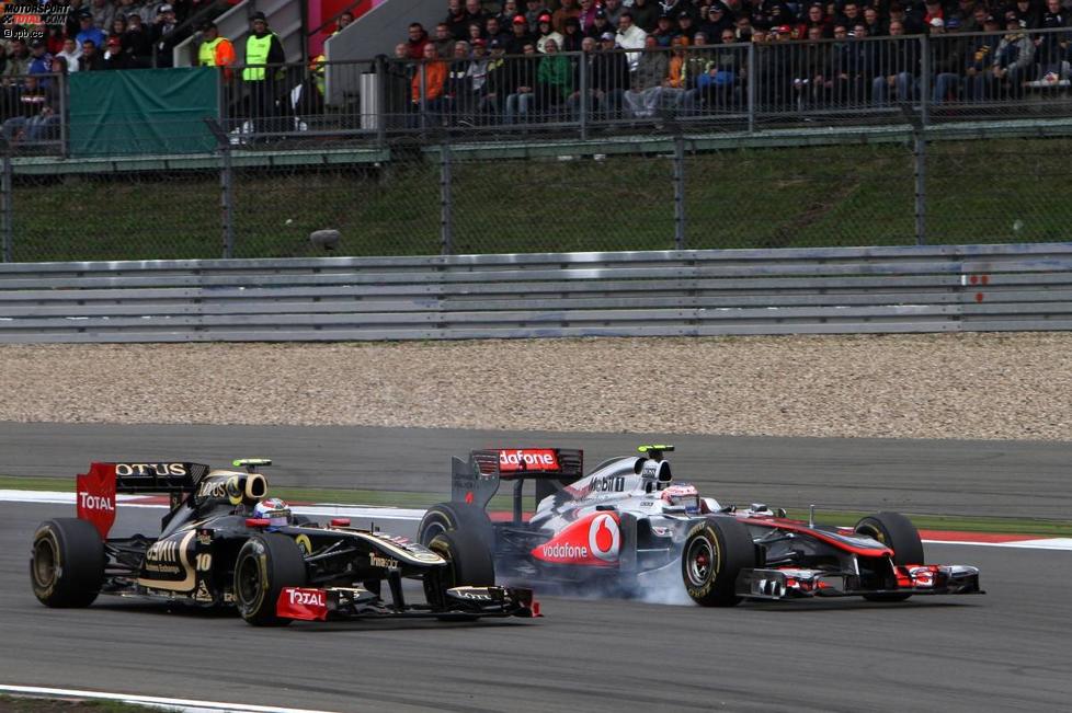 Witali Petrow (Renault) und Jenson Button (McLaren) 