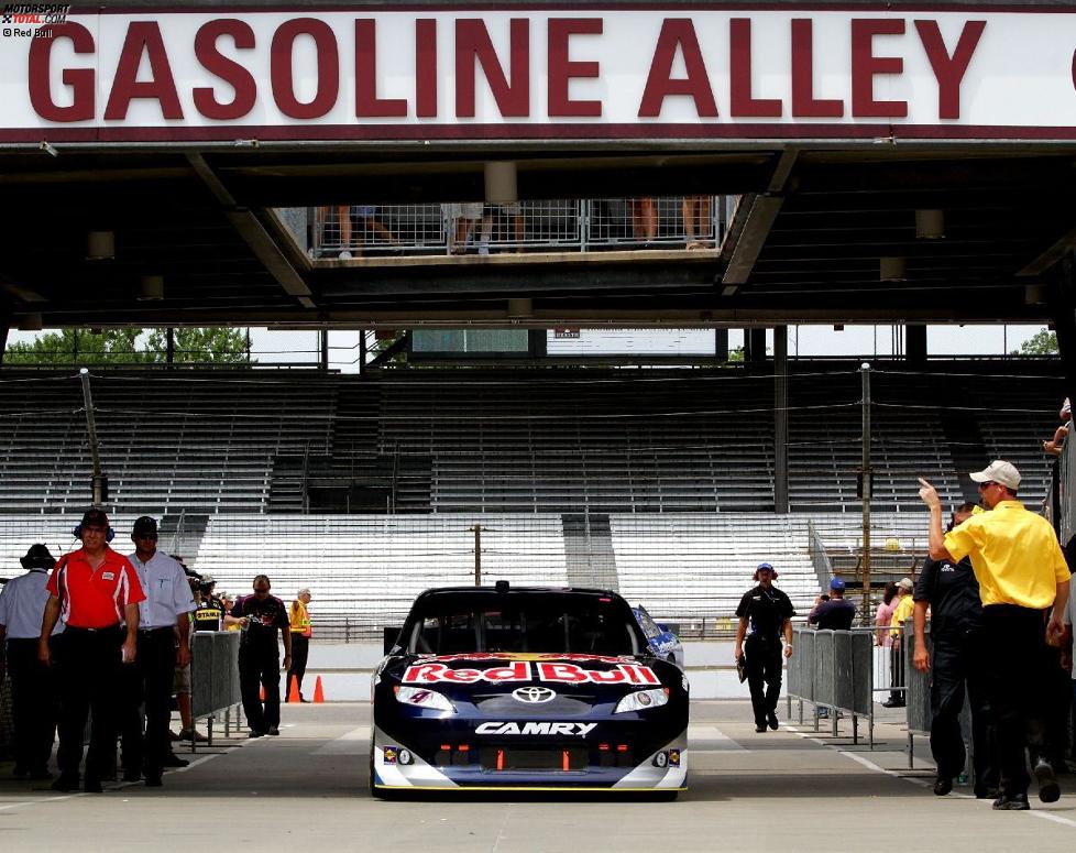 Kasey Kahne (Red Bull) in der altehrwürdigen Gasoline Alley im Indianapolis Motor Speedway