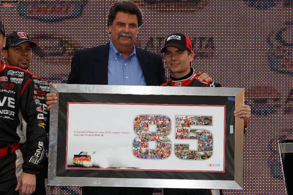 NASCAR-Präsident Mike Helton überreichte Jeff Gordon zu dessen 85. Sieg eine Collage