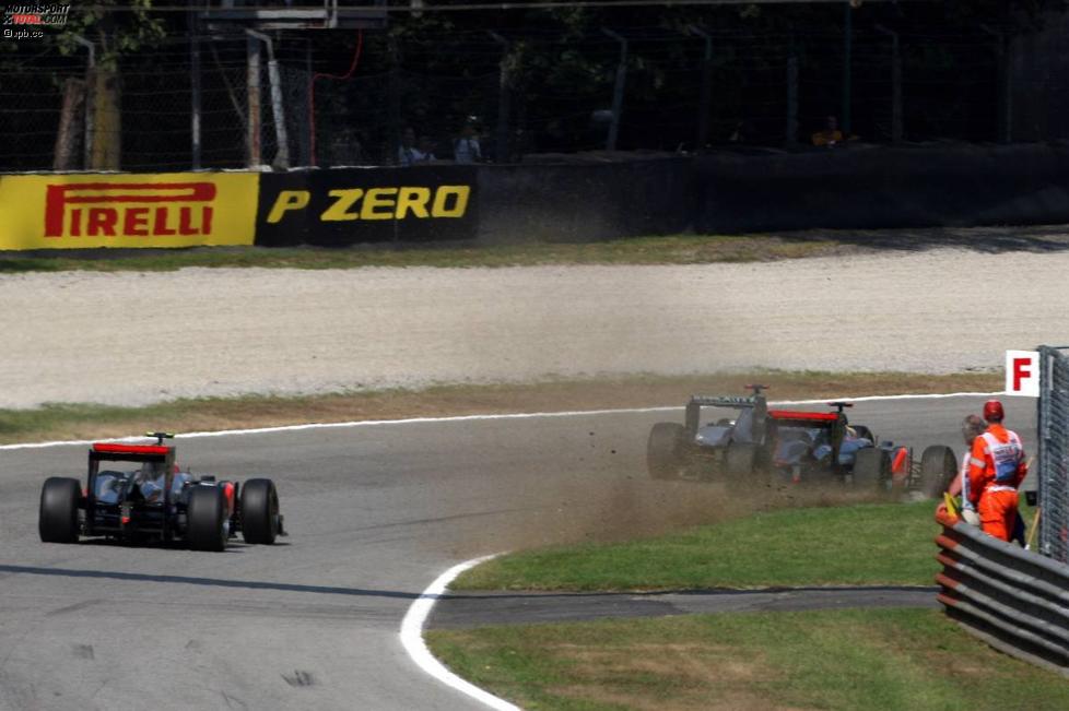 Lewis Hamilton (McLaren) muss ins Gras, Michael Schumacher (Mercedes) links davor