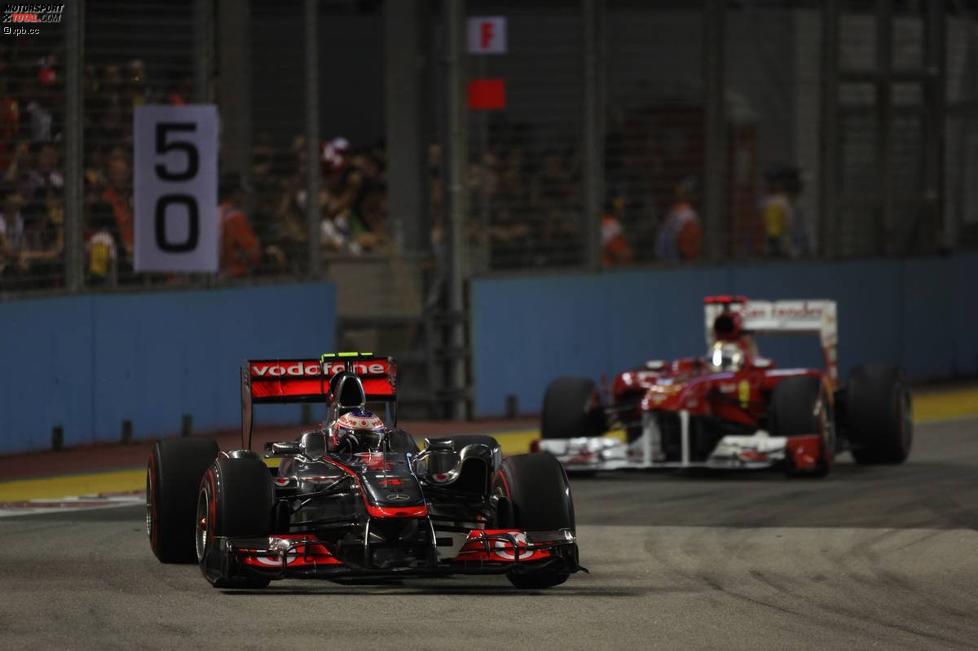 Jenson Button (McLaren) vor Fernando Alonso (Ferrari) 