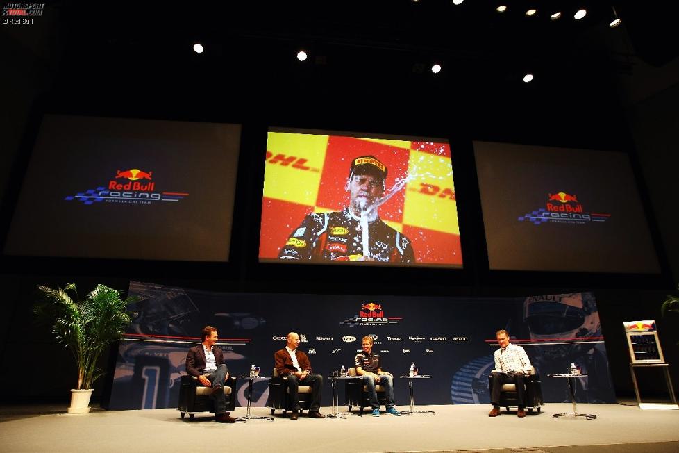 Christian Horner (Teamchef), Adrian Newey (Technischer Direktor), Sebastian Vettel (Red Bull) und David Coulthard