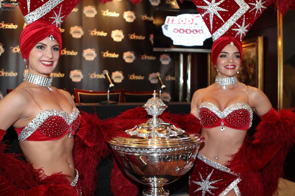 Die Las-Vegas-Girls bewachen den Pokal