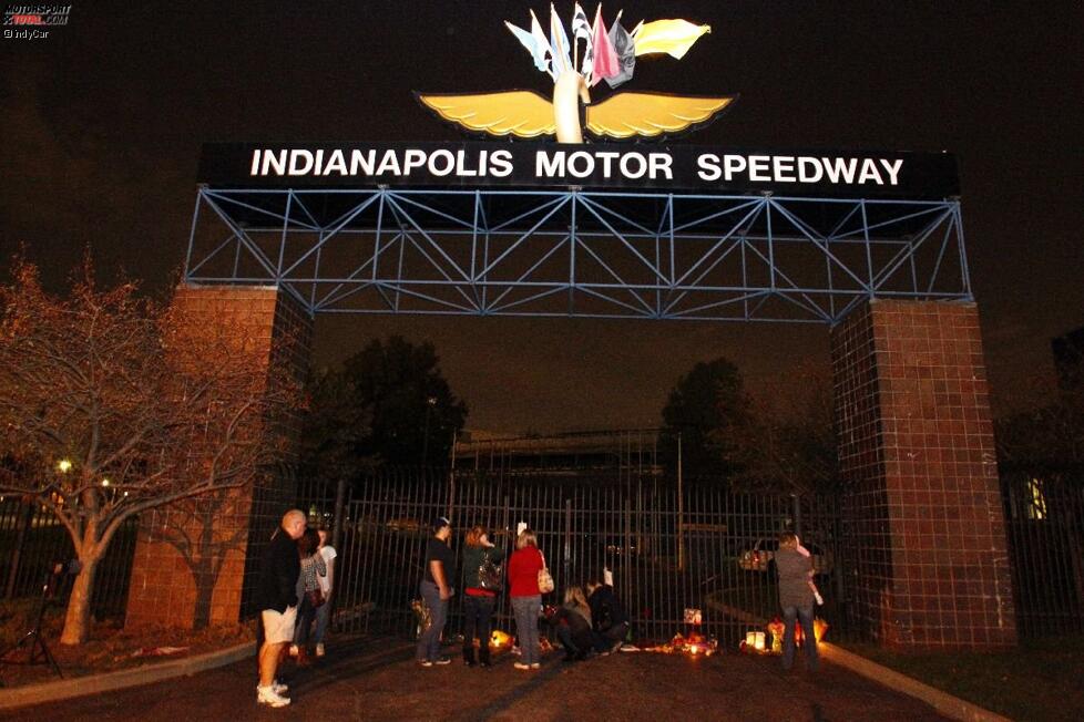 In Indianapolis haben Fans am Sonntagabend Blumen für Dan Wheldon niedergelegt