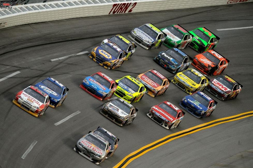 Race Action in Talladega mit Brian Vickers (Red Bull) an der Spitze