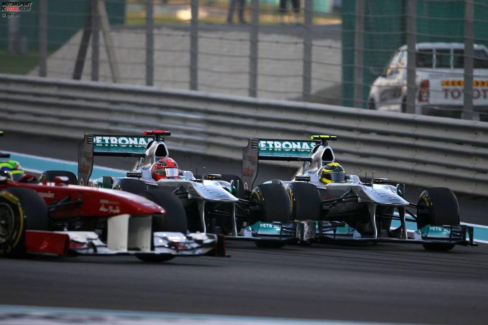 Michael Schumacher (Mercedes) und Nico Rosberg Rad an Rad 